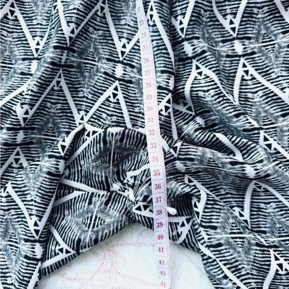 Women's Wide Leg Patterned Pants - Picture 9 of 10